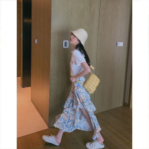 

spring suit 2020 new womens white short-sleeved t-shirt irregular floral skirt two-piece fashion style, Red