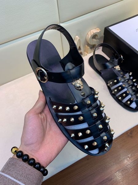 

2019 brand new spring and summer men's rivet tiger head sandals breathable leather fashion mail sandals