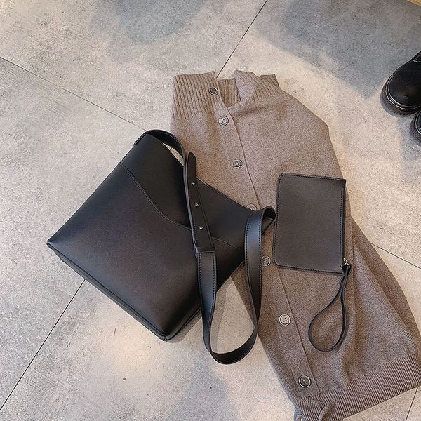 

2020 new simple single shoulder daughter-in-law bag large capacity students bucket bag crossbody
