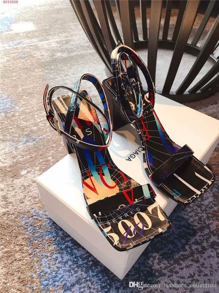 

Новый стиль сандалии Цвет печатных алфавит сандалии Уличная мода квадратный рот