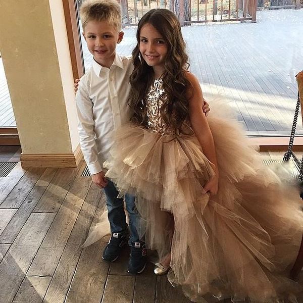 2019 Gold High Low Festzugskleider für kleine Mädchen, appliziertes Blumenmädchenkleid, abgestuftes Tüll-Hochzeitskleid für Kinder
