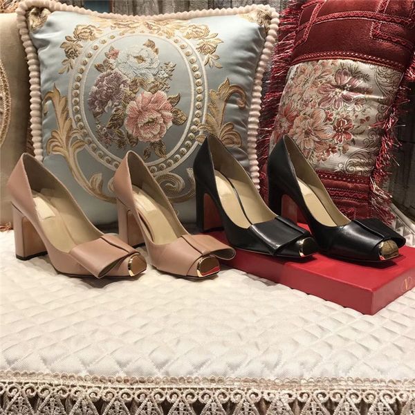 

2020 brand fashion luxury designer women shoes high heels brand fashion luxury designer women shoes famous chunky flats dress shoes, Black