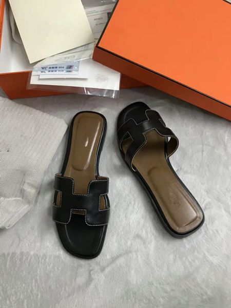 

2019 new designer luxury designer women fashion pearl sandals slippers summer casual slippers flops flat sandy shoes t19, Black