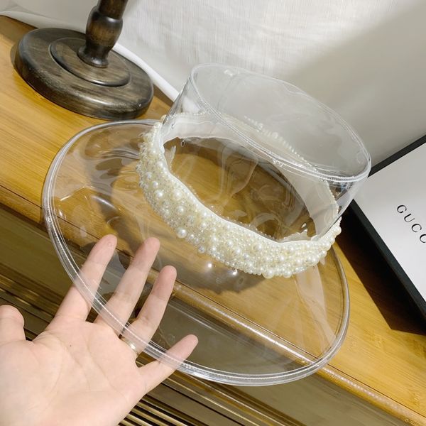 

жемчужина была прикована к верхней части шляпы. он был очень сильным и густым