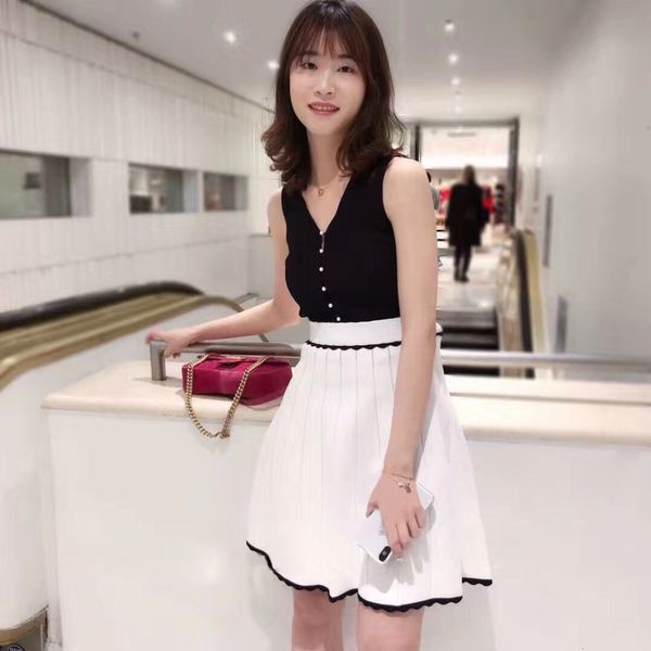 

2019 spring new arrival v collar sleeveless pearl button women knitted vest, White;black