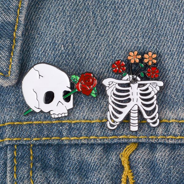 Moda Vintage Beyaz Kafatası Çiçek Metal Kawaii Emaye Pin Rozet Düğmeleri Broş Gömlek Denim Ceket Çantası Dekoratif Broşlar Kadınlar için