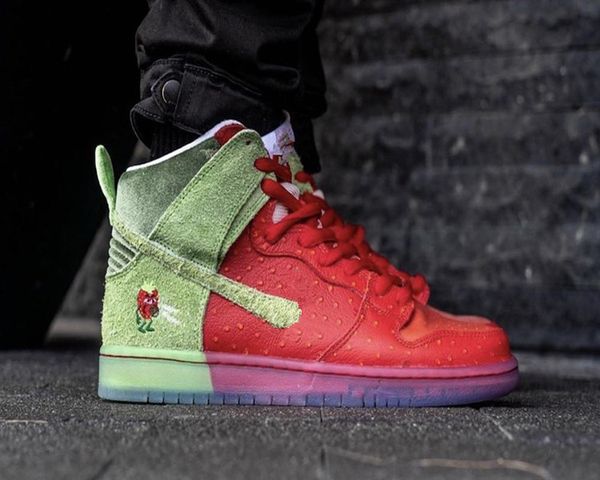 

sb dunk high strawberry cough kids skateboard shoes for sale men women sport shoes with box size 36-45, Black