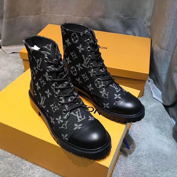 

european station generous martin boots female 2019 new high grade short boots women's net red boots women's winter wild flat short, Black