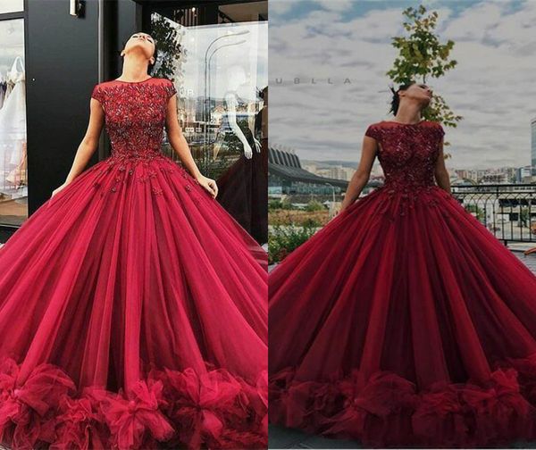 2020 Red vestido de baile escuro Vestidos Jewel mangas Lace Applique vestido de festa lantejoulas frisado Ruffles Tulle Puffy vestidos de noite