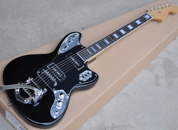 Chitarra elettrica nera all'ingrosso di fabbrica con barra tremolo, pickup P 90, tastiera in palissandro, battipenna nero, offerta di servizi personalizzati