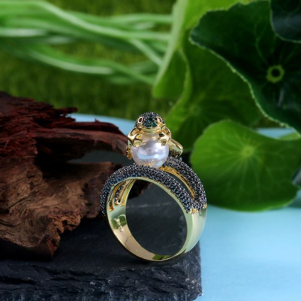 Großhandels-Designer bunte Kristall Crazy Frog Ringe für Frauen Vintage Imitation Perlen Goldfarbe schwarzer Stein Tier Modeschmuck Ringe