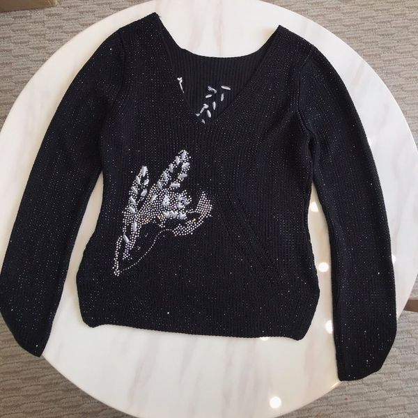 

2019 new ladies fashion long-sleeved v-neck drilling sweater 1010, White;black