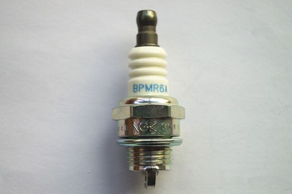 2 candele NGK BPMR6A prodotte in Giappone