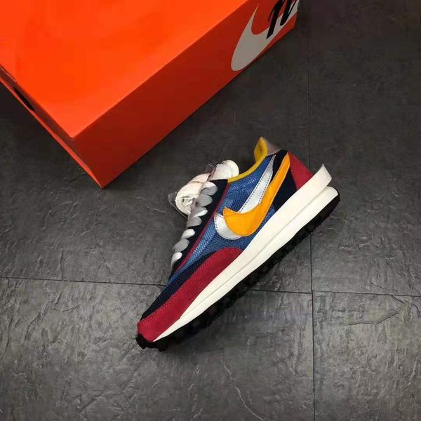 

fashion men and women models in the wild to help comfortable sports running casual sports shoes spot ing