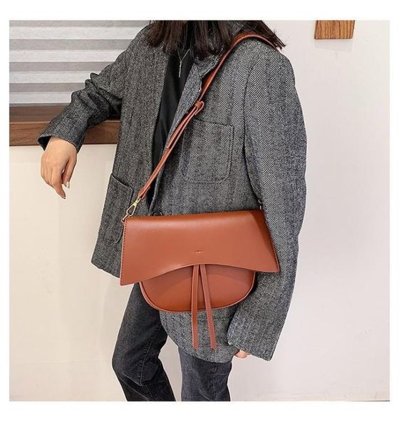 

2020 autumn and winter new ladies saddle bag solid color large capacity fashion shoulder bag retro elegant women's crossbody