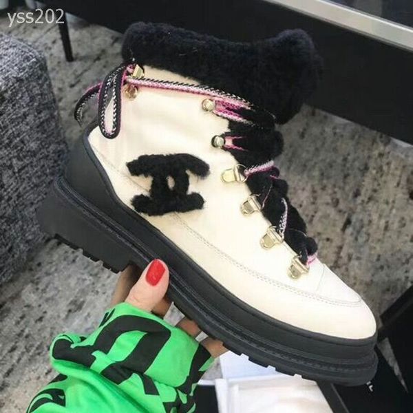 

european station women's shoes autumn and winter new cowhide lace-up generous snow boots warm cotton wool stitching short boots, Black