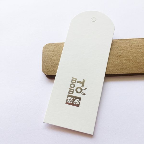 nozioni personalizzate dell'etichetta di caduta dell'hangtag 400gsm Etichette di abbigliamento stampate a caldo in carta patinata bianca pura