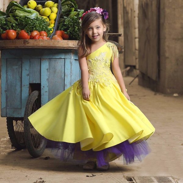 Abiti da ragazza di fiori applicati in pizzo giallo per il matrimonio una spalla abiti da concorso per bambini, lunghezza del pavimento abito da ballo satinato 415
