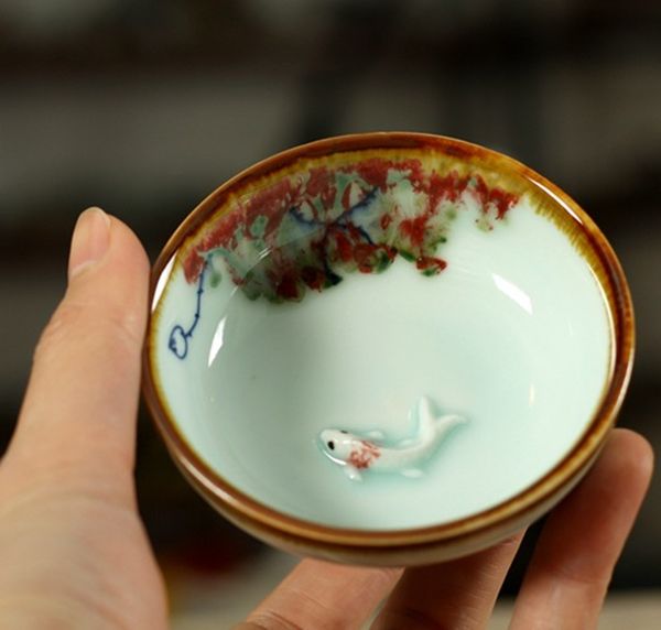 Geprägte Fisch-Pu'er-Teetasse. Handbemalte blaue und weiße Keramik-Teetasse, Porzellanglasur, roter Fleck, 80-ml-Teeschale