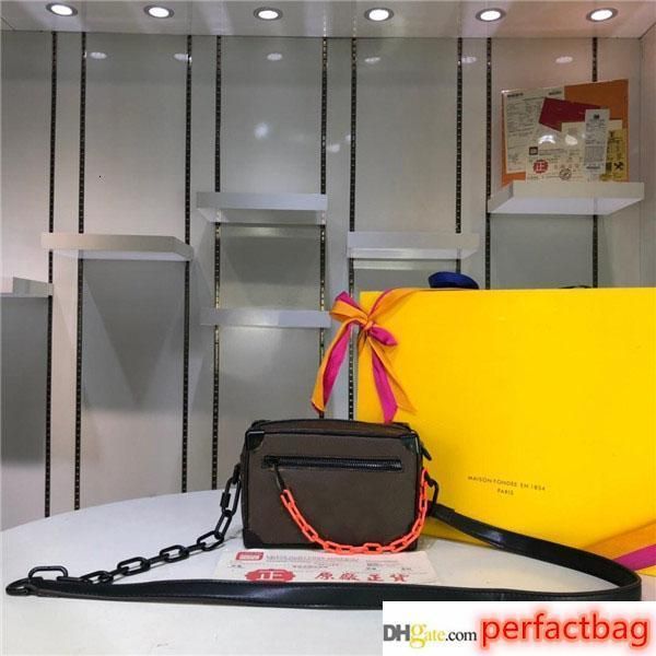 

printing with contrast resin chain belt. the shape is exquisite. this charming handbag. angular and elegant