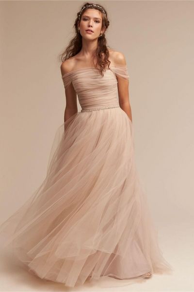 Abiti da sposa in tulle increspato nudo con spalle scoperte Abiti da sposa con fascia delicata Lunghezza pavimento Abito da sposa senza schienale