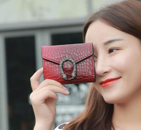 

2020 designer wallets small wallet short retro fold change wallet red black green brown pure color mini womens bags factory price