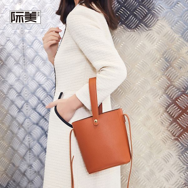 

south korean super fire 2019 new simple bucket female bag leisure shoulder messenger bag hand packet on behalf of wholesale