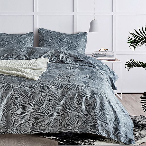 

3 sets of bedding home textiles, luxurious hypoallergenic quilts, zip closure, corner tie. 1 duvet cover + 2 pillowcases