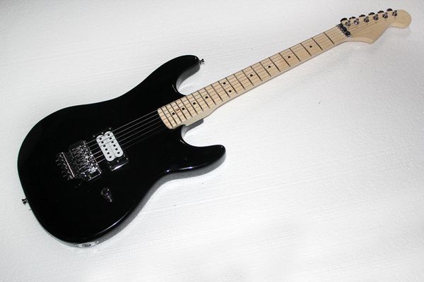 La chitarra elettrica con corpo nero e tremolo personalizzata in fabbrica con pickup Humbucking H, hardware cromato, può essere personalizzata.