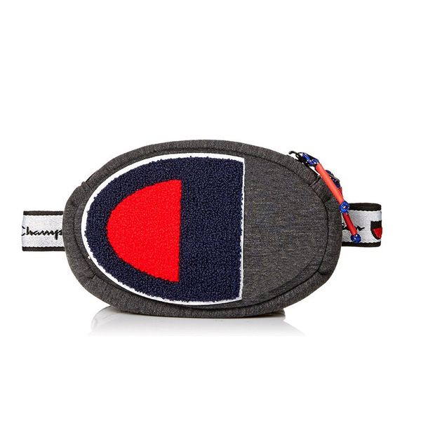 

Prime Waist Pack большая сумка с логотипом на груди, перекинутая на плечи хип-хопа.