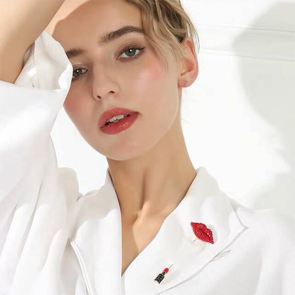 Frauen Lippenstift Form Brosche Pin Strass Leuchtende Rote Lippen Designe Brosche Anzug Revers Pin Geschenk für Liebe Freundin Neue Ankunft