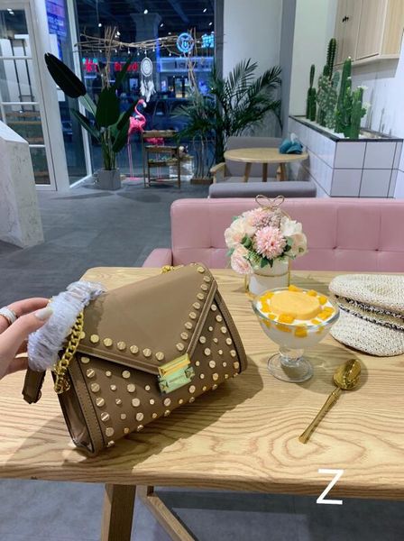 

niche design retro leather bag 2019 new striped long lock shell bag single-shoulder diagonal straddle bag