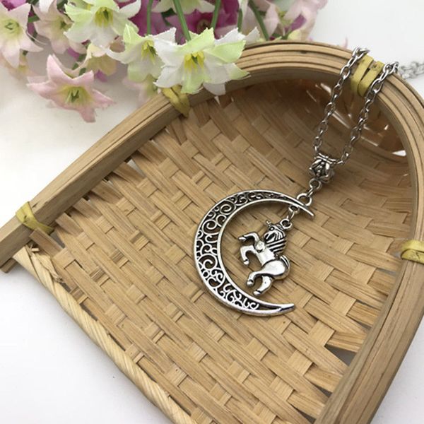 

горячий сплав древний серебряный единорог лошадь в луна шарм кулон 45 см крест цепи ожерелье пара удачи ювелирные изделия день святого вален, Silver