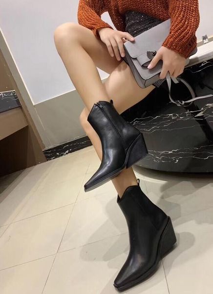 Venda Quente-2019 SS19 Spring Fall Womens Black Real Leather Couro Chunky Heels pontiagudos Toe The Thekle Booties Side Zipper Boots Up Botas