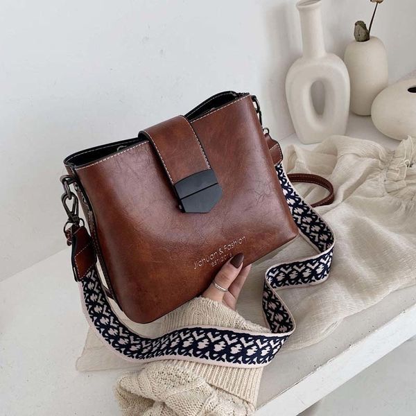 

2020 гоѬа пѬодажа нов женин pu кожане ђмки моделеѬа еѬнй bucket винажне ђ