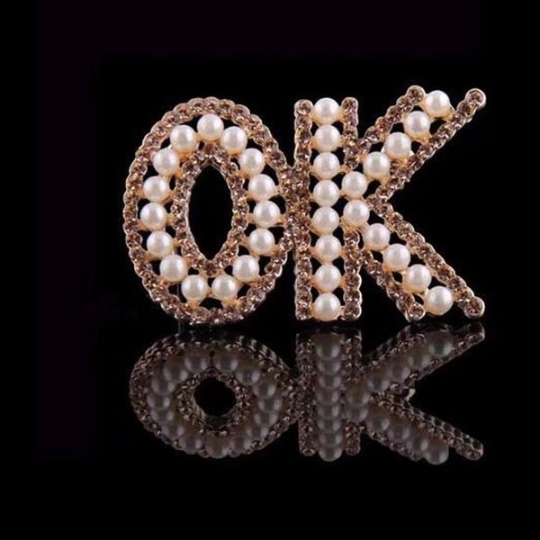 

новый роскошный дизайнер rhinestone перл брошь женщины письма ok костюм pin отворотом ювелирные изделия свадебные аксессуары подарков беспла, Gray