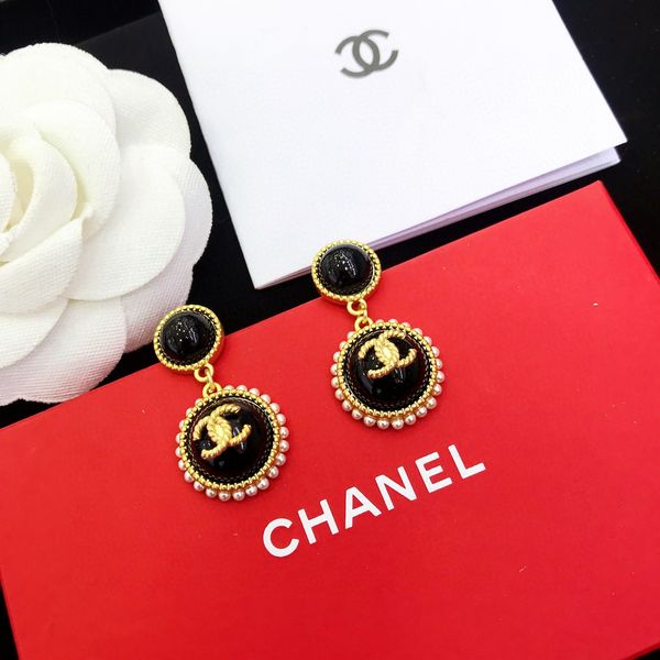 

new black and white pearl stud. fashion design spring, summer, autumn and winter essential earrings, Golden;silver