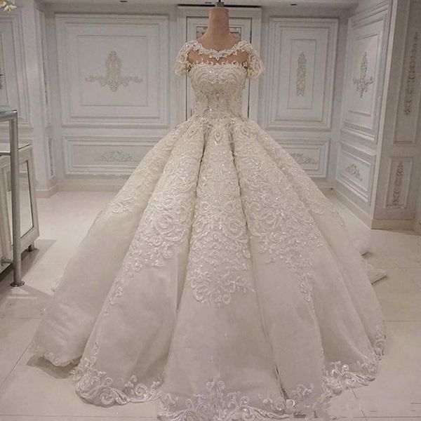 Abiti da sposa di lusso in splendido abito da ballo in pizzo 2019 Abiti da sposa a maniche corte gonfi con collo gioiello Arabia Saudita Abito da sposa in avorio