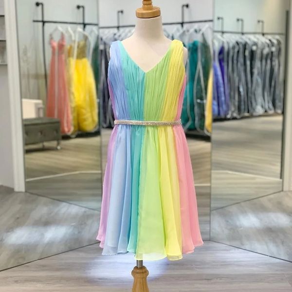 Abito da cocktail party per bambina 2020 Arcobaleno A-Line con scollo a V in chiffon pieghettato al ginocchio Abito da spettacolo color caramello per ragazza Fascia di cristallo