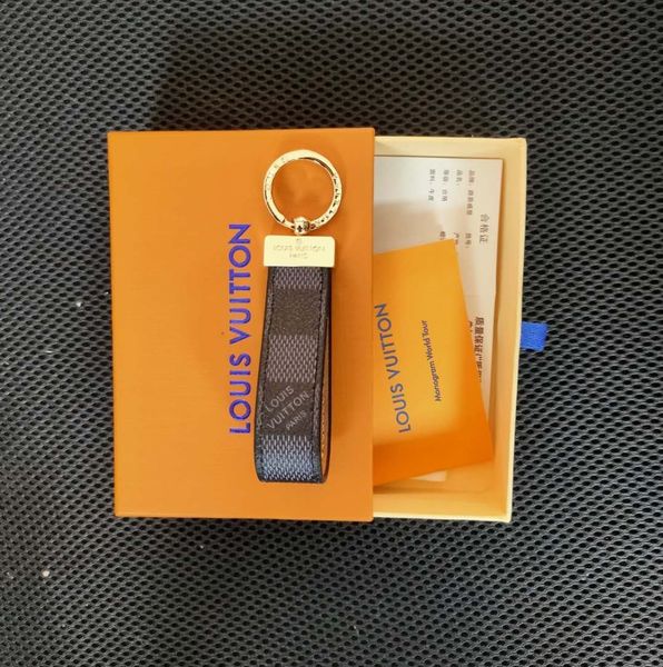 

high qualtiy 3 colors designer keychain famous brand handmade leather car keychain women bag charm pendant accessories with box ad8a, Silver