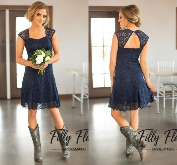 Cowgirl Gothic Hippie Brautjungfernkleider Kurze Spitze 2021 Dark Navy Country Trauzeugin Kleider Flügelärmel Hochzeitsgast Partykleid AL50