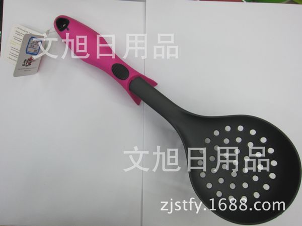 

spot supplies cracking rubber handle color mixing nylon colander