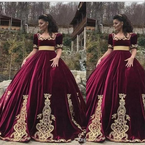 Novo Vintage Borgonha Bola Vestido Quinceanera Vestidos Veludo Meia Mangas Pescoço quadrado com Ouro Apliques Lace Plus Size Vestidos de Noite de Prom