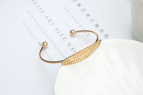 

maxi simple piece of tree leaves round bead open bracelet, Black