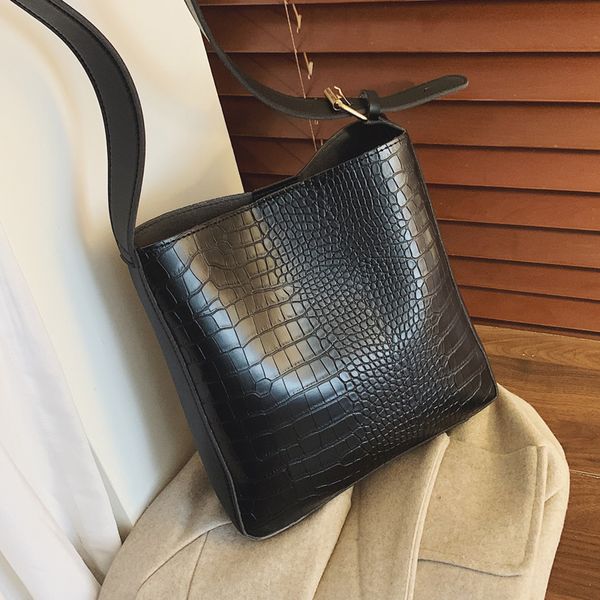 

retro woman bag 2019 popular new korean textured stone pattern messenger bag fashion shoulder bucket