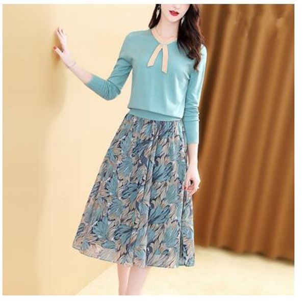 

set women's long-sleeved sweater printed skirt two-piece suit, White