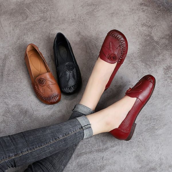 

2019 autumn new low-heeled leather women's shoes casual round head shallow mouth flowers women's shoes middle-aged single, Black