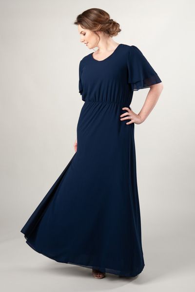 2019 Lässiges, marineblaues Chiffon-Kleid in Übergröße, langes, bescheidenes Brautjungfernkleid mit flatternden Ärmeln, A-Linie, bodenlanges Boho-Hochzeitsfestkleid