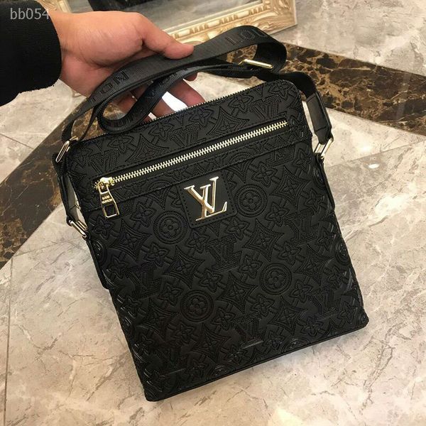 

2020 new men's bag european station shoulder bag men's first layer of leather can be shoulder diagonal business men's bag per