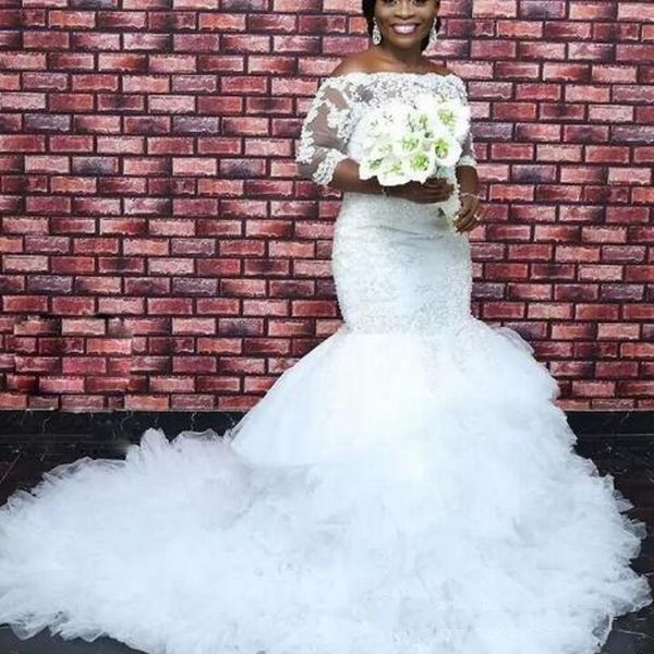 Abito da sposa africano taglie forti Sirena con corpetto in pizzo con spalle scoperte Maniche a mezza lunghezza Gonna con volant a tromba Abiti da sposa bianchi